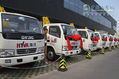 海沃向首批服務(wù)站交付12輛隨車起重機(jī)