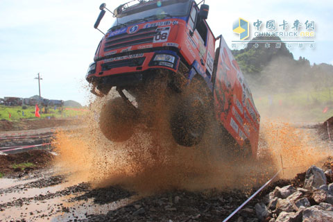 騰飛的陜汽重卡越野賽車，攝于2012年湖南新田站