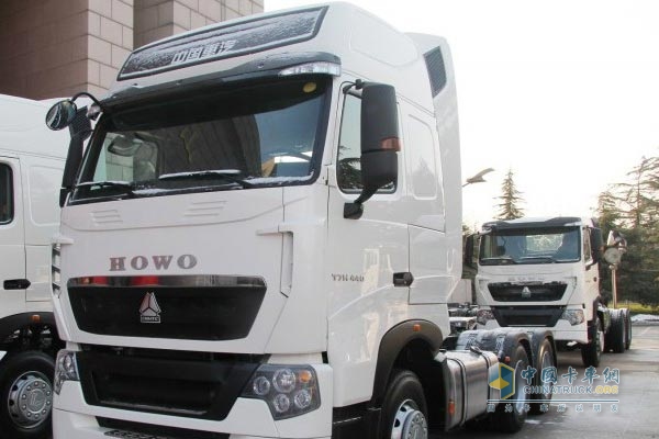 中國重汽 HOWO T7H 標(biāo)載440馬力牽引車