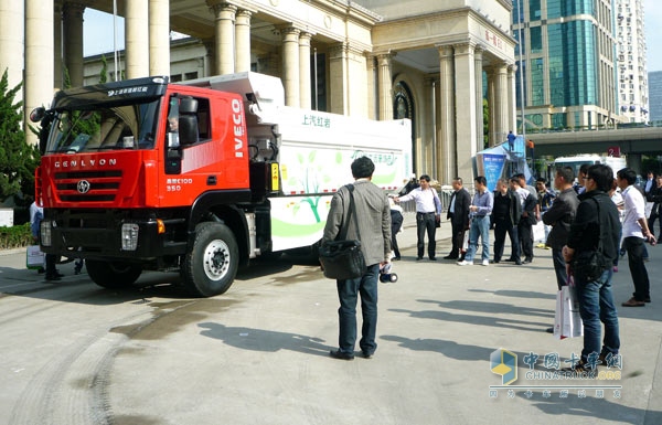 紅巖杰獅可卸式垃圾車亮相第七屆上海國際固體廢棄物、清潔專用設(shè)備與技術(shù)展