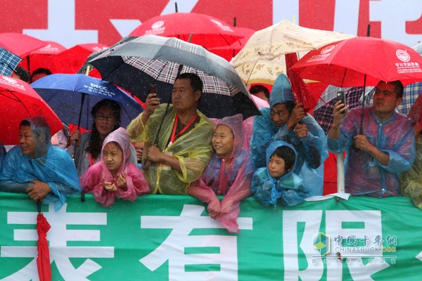 冒雨前來觀看的觀眾