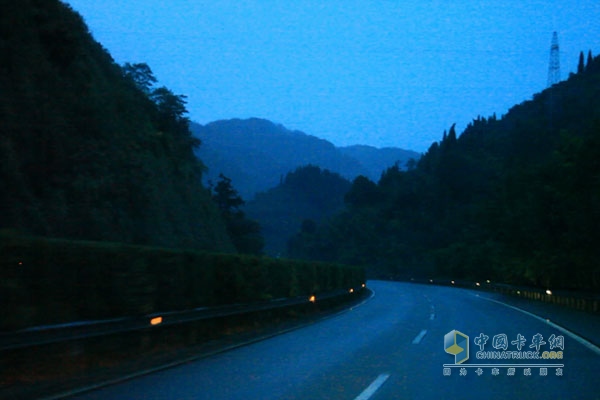 風(fēng)雨兼程 奔馳卡車荊州到成都油耗測(cè)試