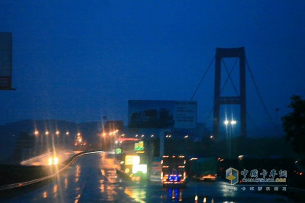 風(fēng)雨兼程 奔馳卡車荊州到成都油耗測(cè)試