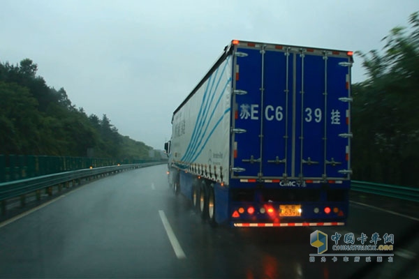 風(fēng)雨兼程 奔馳卡車荊州到成都油耗測(cè)試