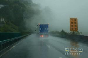 風(fēng)雨兼程 奔馳卡車荊州到成都油耗測(cè)試