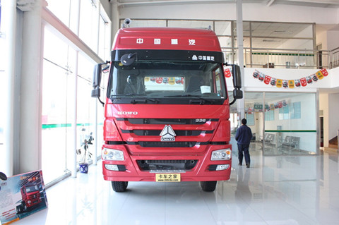 中國重汽 HOWO 6×2后提升式牽引車