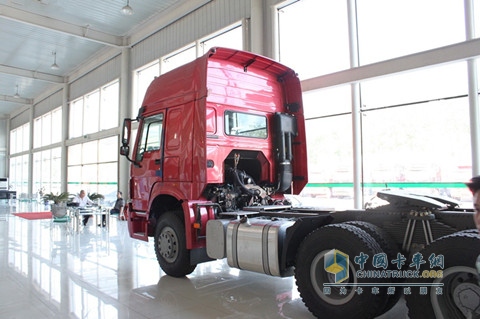 中國重汽 HOWO 6×2后提升式牽引車