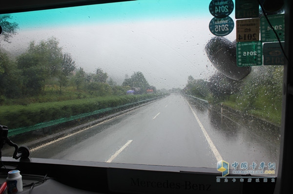 遇到下雨，奔馳卡車冒雨前進(jìn)