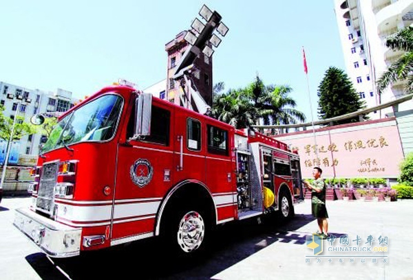 福建石獅引進(jìn)美制消防車