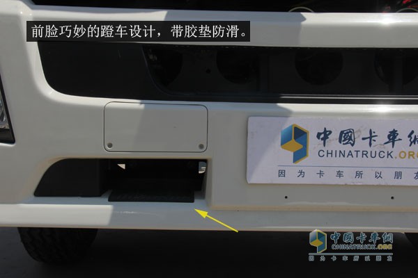 車身前臉保險(xiǎn)杠部位巧妙的設(shè)計(jì)了蹬車梯