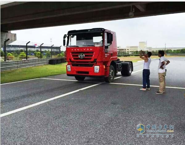 紅巖杰獅賽車試跑