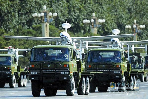 東風(fēng)卡車搭載無人機(jī)參加閱兵