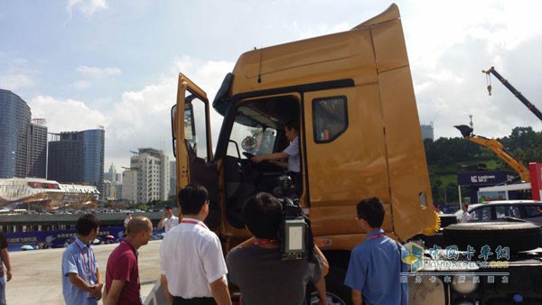 一部好卡車(chē) 乘龍H7亮相東盟博覽會(huì)