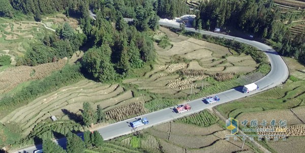 PROJEN(鉑駿)穿行在田間小道上