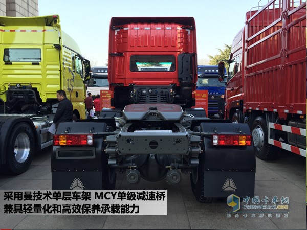 中國重汽新斯太爾D7B 6X2牽引車