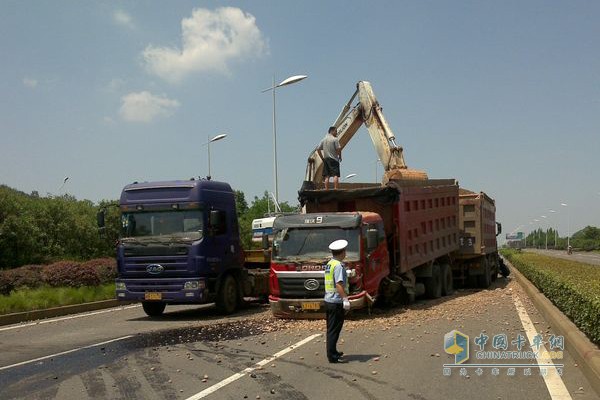 中國式“治超” 讓貨車司機不得不超