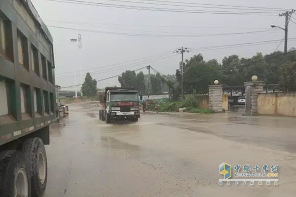 一臺斯堪尼亞3系在雨中迎面朝我們飛馳而來