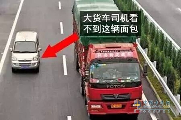 不要長時(shí)間在卡車右邊行駛，也不要在右側(cè)超車