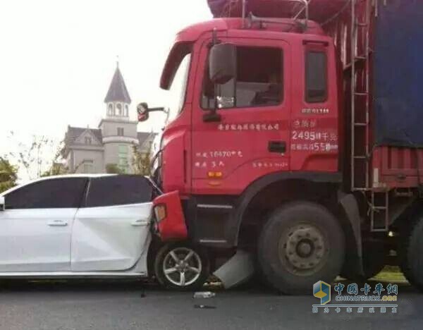 不要尾隨卡車，也不擋在大車的正前方