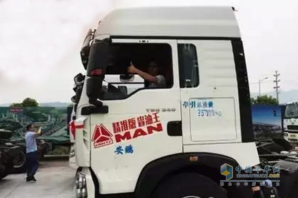 中國重汽T5G 6×2牽引車