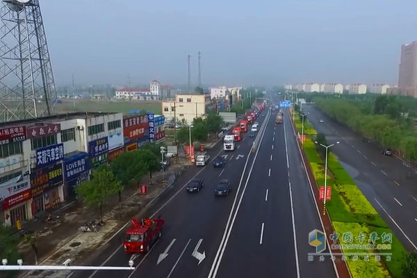 婚車車隊(duì)行駛在路上