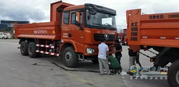 昆明客戶查看德龍X3000自卸車