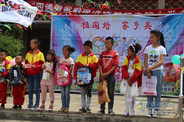 奧鈴車隊向希望小學捐贈