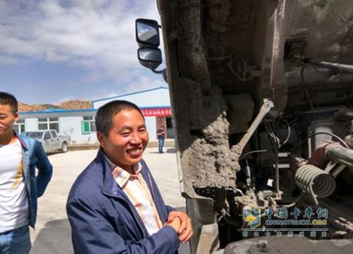 聯(lián)合卡車首屆技能比武大賽冠軍，剛查順捷服務站朱兵站長在與學員分享經(jīng)驗