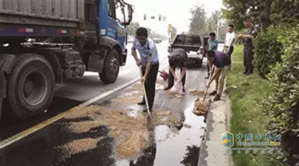 卡車漏油現(xiàn)場