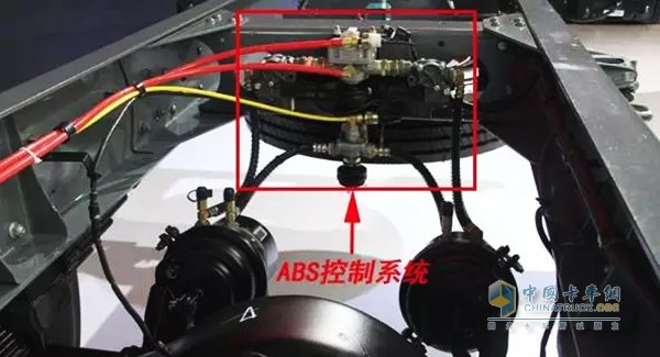 ABS系統(tǒng)是汽車(chē)防抱死制動(dòng)系統(tǒng)(Anti-Lock Braking System)的縮寫(xiě)。它是汽車(chē)上的一種非常重要的安全裝置，用于汽車(chē)制動(dòng)時(shí)防止車(chē)輪抱死拖滑，以提高汽車(chē)制動(dòng)過(guò)程中的方向穩(wěn)定性、轉(zhuǎn)向可操縱性和縮短制動(dòng)距離，充分發(fā)揮汽車(chē)制動(dòng)效能。