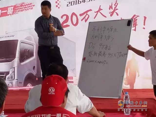 工作人員向大家講解“一證貸”