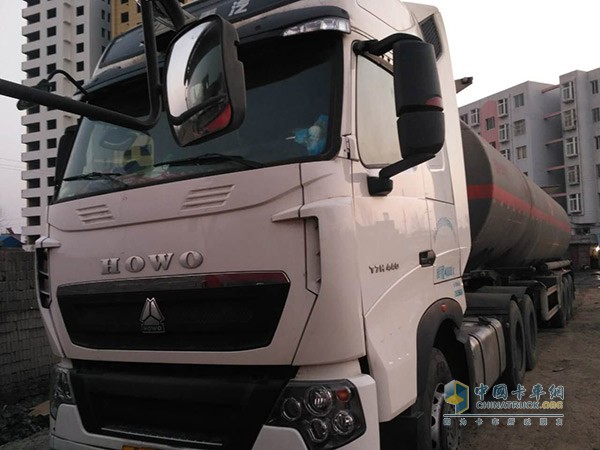 中國重汽H0W0-T7H牽引車搭載MC11發(fā)動機，節(jié)油更高效