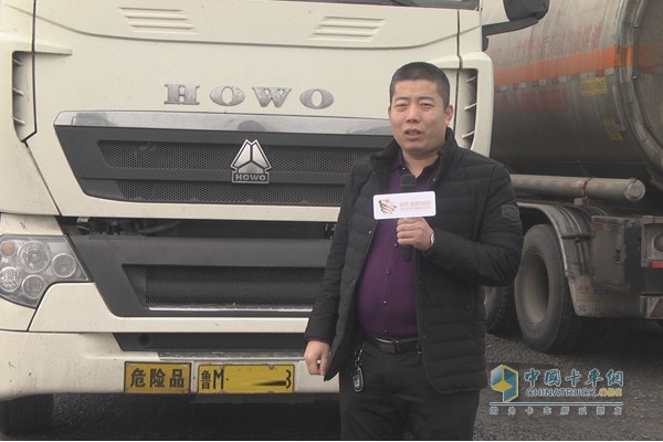 崔海峰點贊重汽HOWO-T7H危化品牽引車