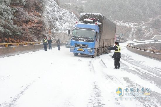 雨雪來襲 交通運(yùn)輸部緊急部署交通安全保障工作