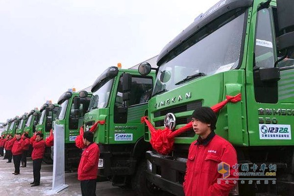 紅巖新型環(huán)保渣土運(yùn)輸車采用了國五排放標(biāo)準(zhǔn)