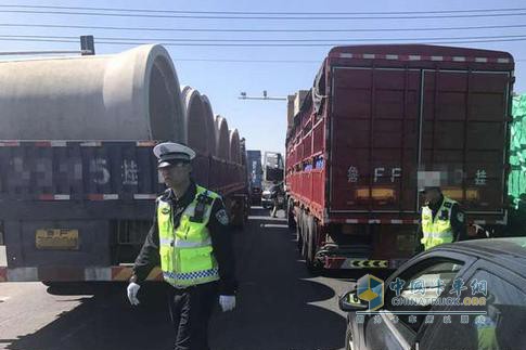 煙臺交警重拳嚴(yán)查貨車違法