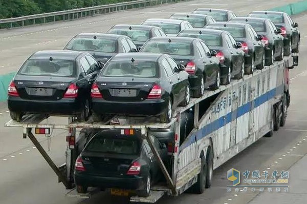 非法“飛機板”在道路上恣意“飛行”