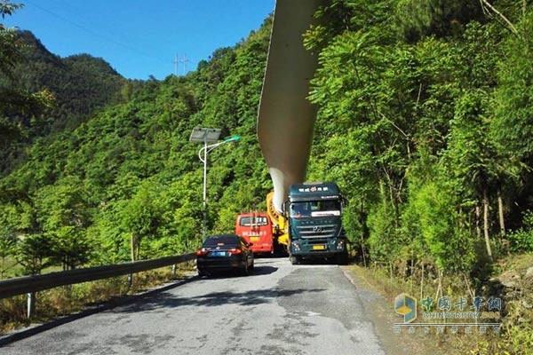 杰獅牽引車裝載風車葉片在上山路上