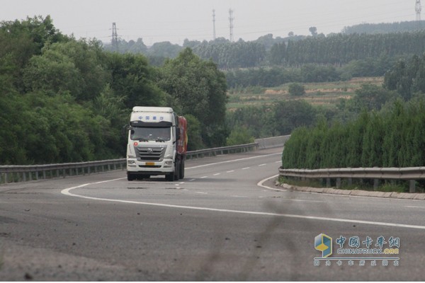 中國(guó)重汽豪瀚J7G LNG牽引車馬力大 爬坡快