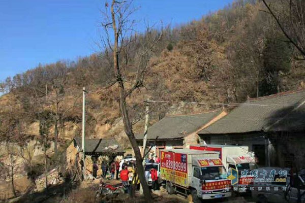 盧財(cái)國(guó)帶著生活日用品與愛(ài)人，同事一同進(jìn)山去看望老人