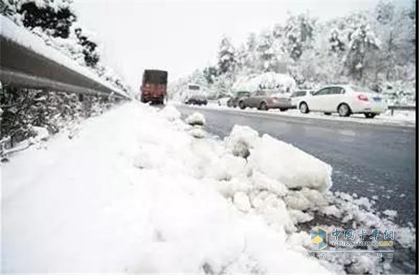 應(yīng)與前車保持正常行駛距離的2倍以上