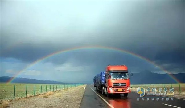 搭載東風康明斯發(fā)動機的東風商用車