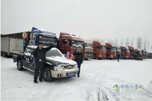 安陽(yáng)利星服務(wù)站對(duì)于被迫停車的陜汽卡友送去了最暖心的關(guān)懷