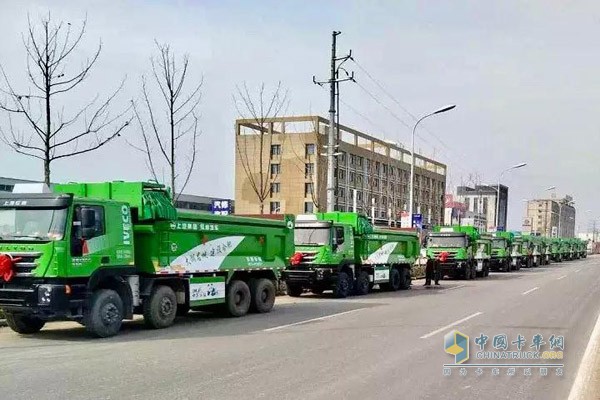 上汽紅巖杰獅智能環(huán)保渣土車批量交付安徽用戶