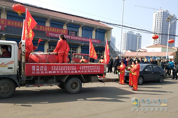 為當(dāng)?shù)赜脩?hù)帶去喜慶的同時(shí)更讓用戶(hù)零距離接觸到重汽產(chǎn)品