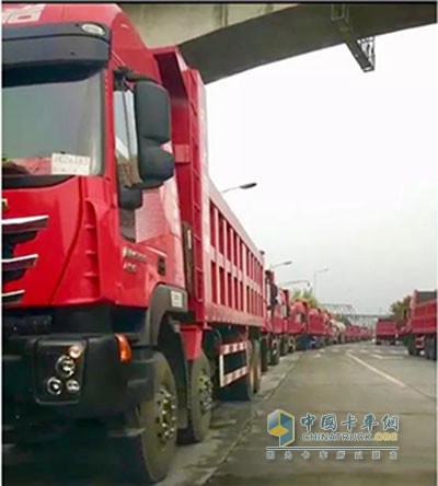 紅巖杰獅自卸車(chē)