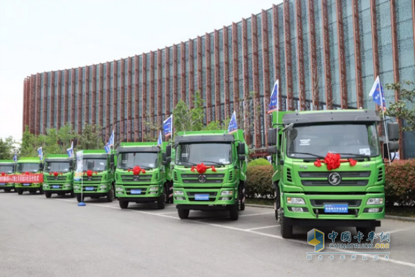 軒德環(huán)保渣土車成功登陸西安區(qū)域 現(xiàn)場交付20輛