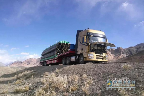 在班公湖拋錨的東風(fēng)卡車