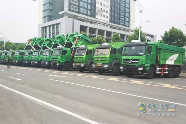 “擁抱綠色美好生活” 北奔城市智能渣土車交車儀式現(xiàn)場