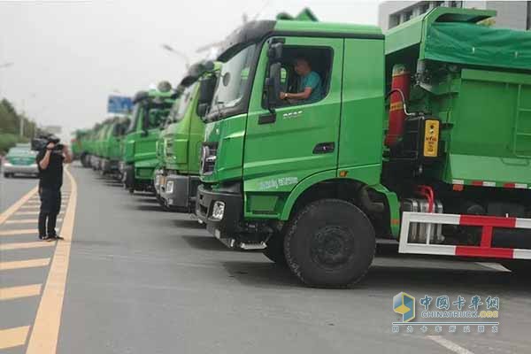 “擁抱綠色美好生活” 北奔城市智能渣土車交車儀式現(xiàn)場